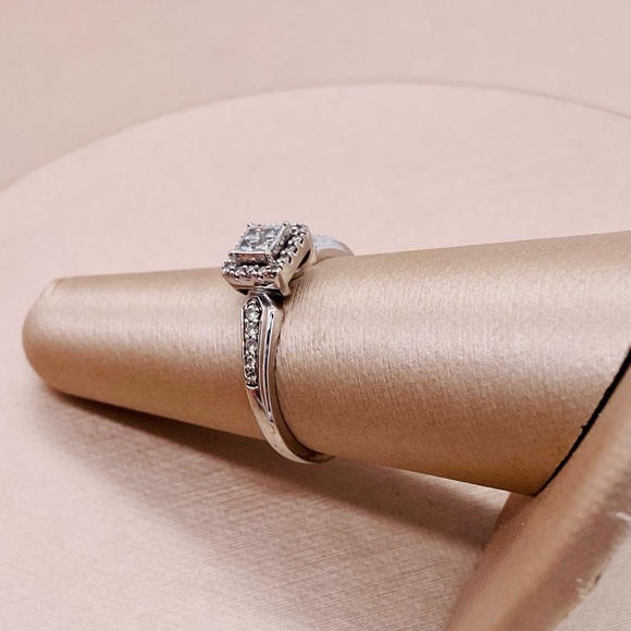 EUC 10K White Gold Princess-cut Diamond Ring - Picture 5 of 17